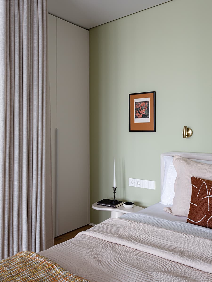 Светлое дерево и зеленые акценты в уютном интерьере небольшой квартиры — проект Sreda Buro