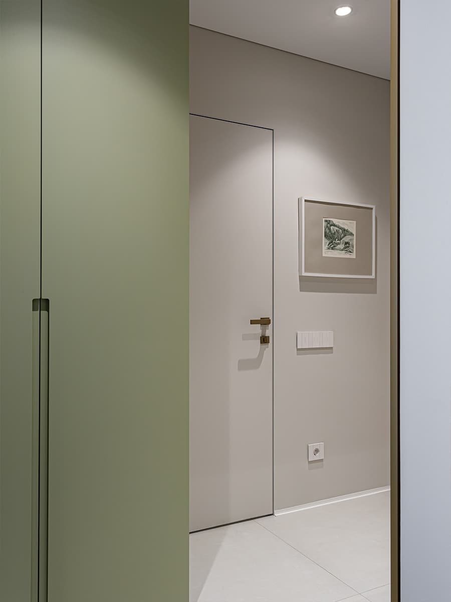 Светлое дерево и зеленые акценты в уютном интерьере небольшой квартиры — проект Sreda Buro