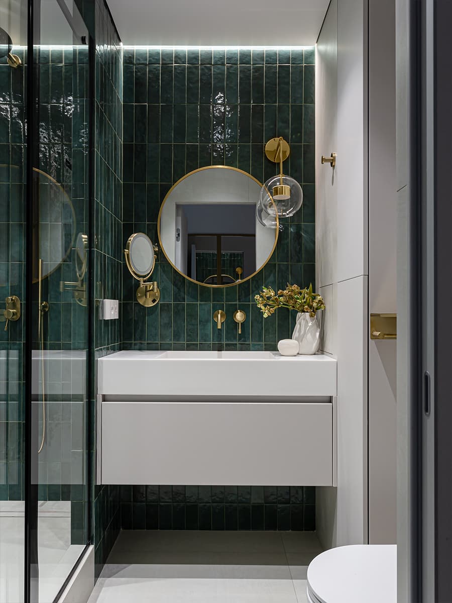 Светлое дерево и зеленые акценты в уютном интерьере небольшой квартиры — проект Sreda Buro