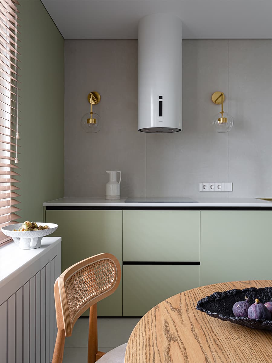 Светлое дерево и зеленые акценты в уютном интерьере небольшой квартиры — проект Sreda Buro