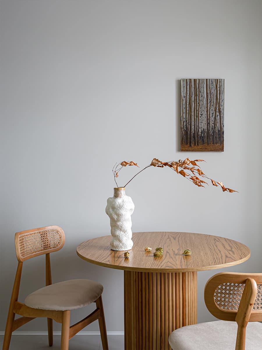 Светлое дерево и зеленые акценты в уютном интерьере небольшой квартиры — проект Sreda Buro