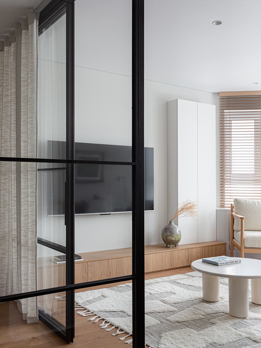 Светлое дерево и зеленые акценты в уютном интерьере небольшой квартиры — проект Sreda Buro