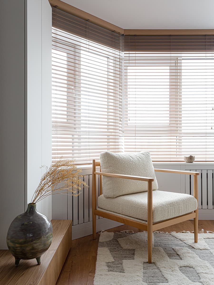 Светлое дерево и зеленые акценты в уютном интерьере небольшой квартиры — проект Sreda Buro