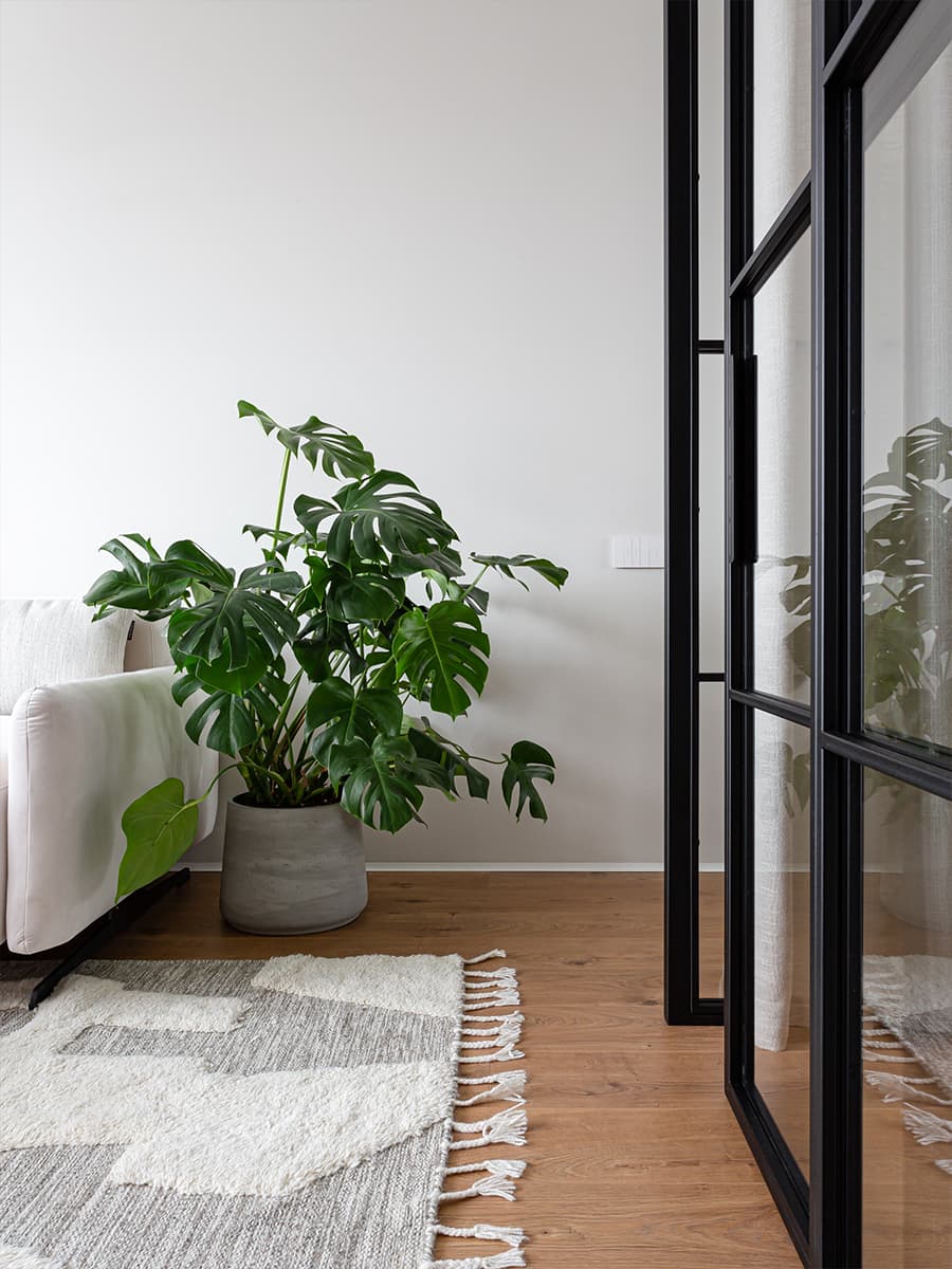 Светлое дерево и зеленые акценты в уютном интерьере небольшой квартиры — проект Sreda Buro