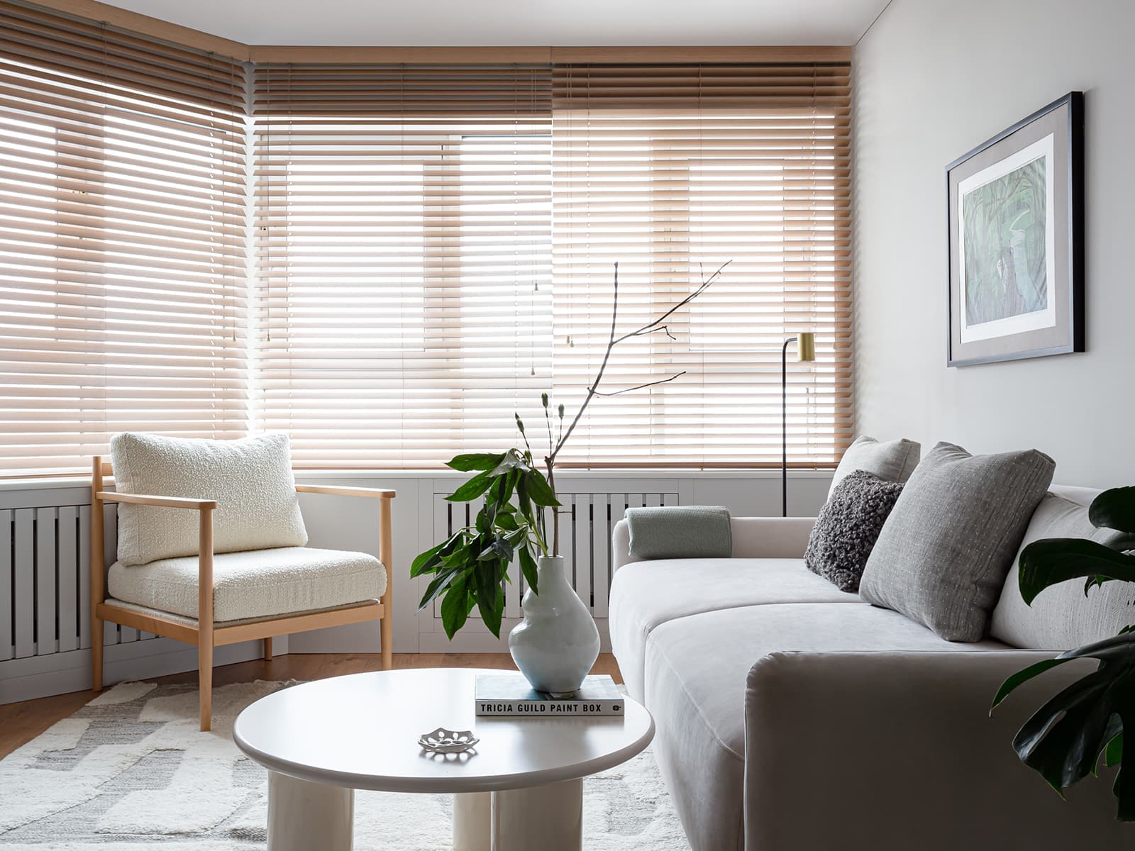 Светлое дерево и зеленые акценты в уютном интерьере небольшой квартиры — проект Sreda Buro