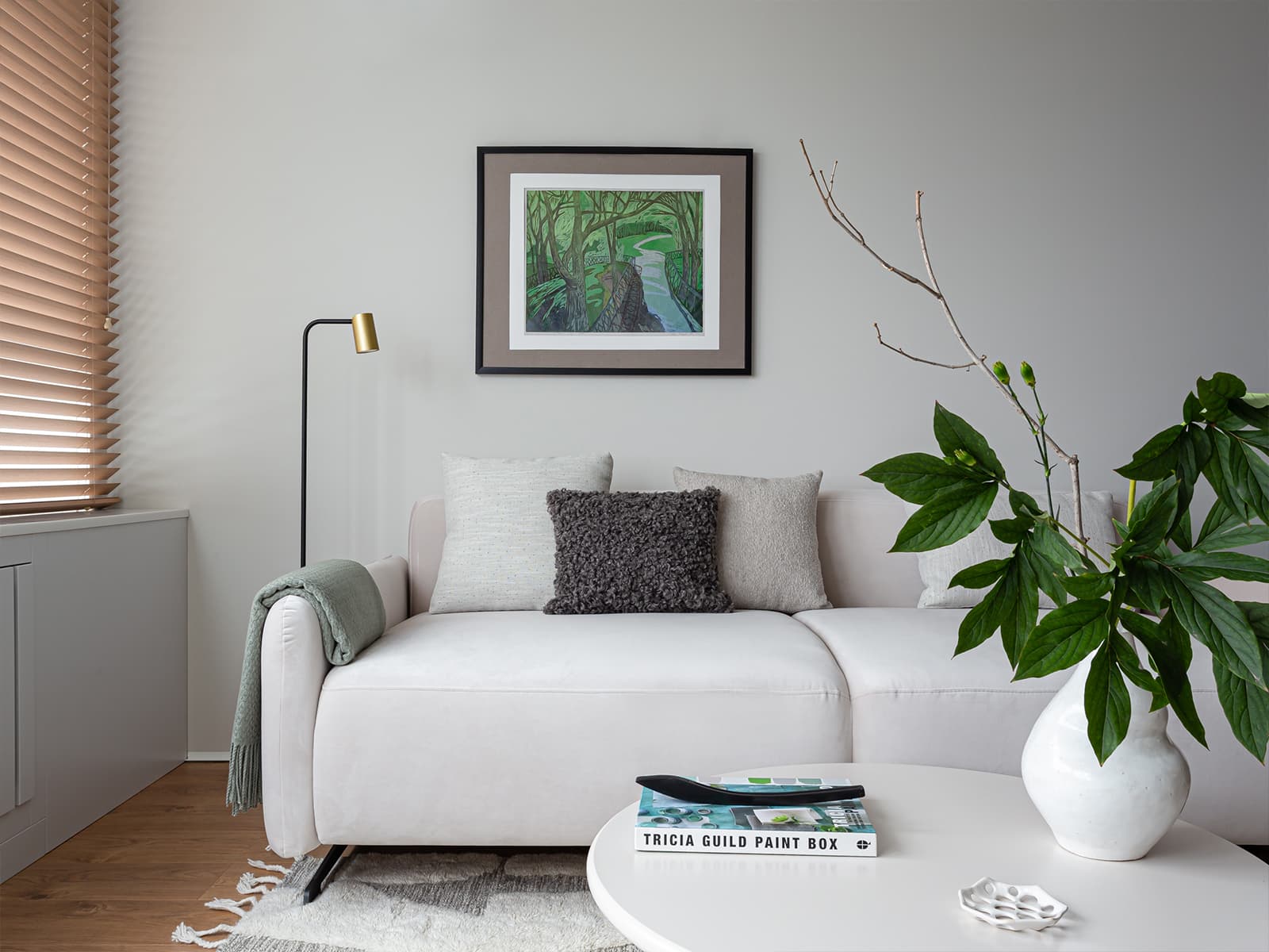 Светлое дерево и зеленые акценты в уютном интерьере небольшой квартиры — проект Sreda Buro