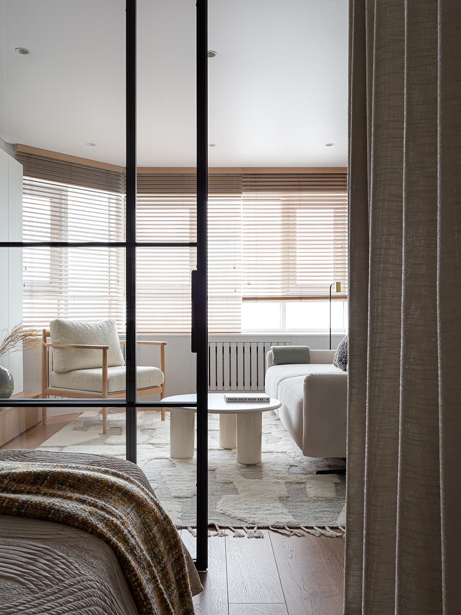 Светлое дерево и зеленые акценты в уютном интерьере небольшой квартиры — проект Sreda Buro