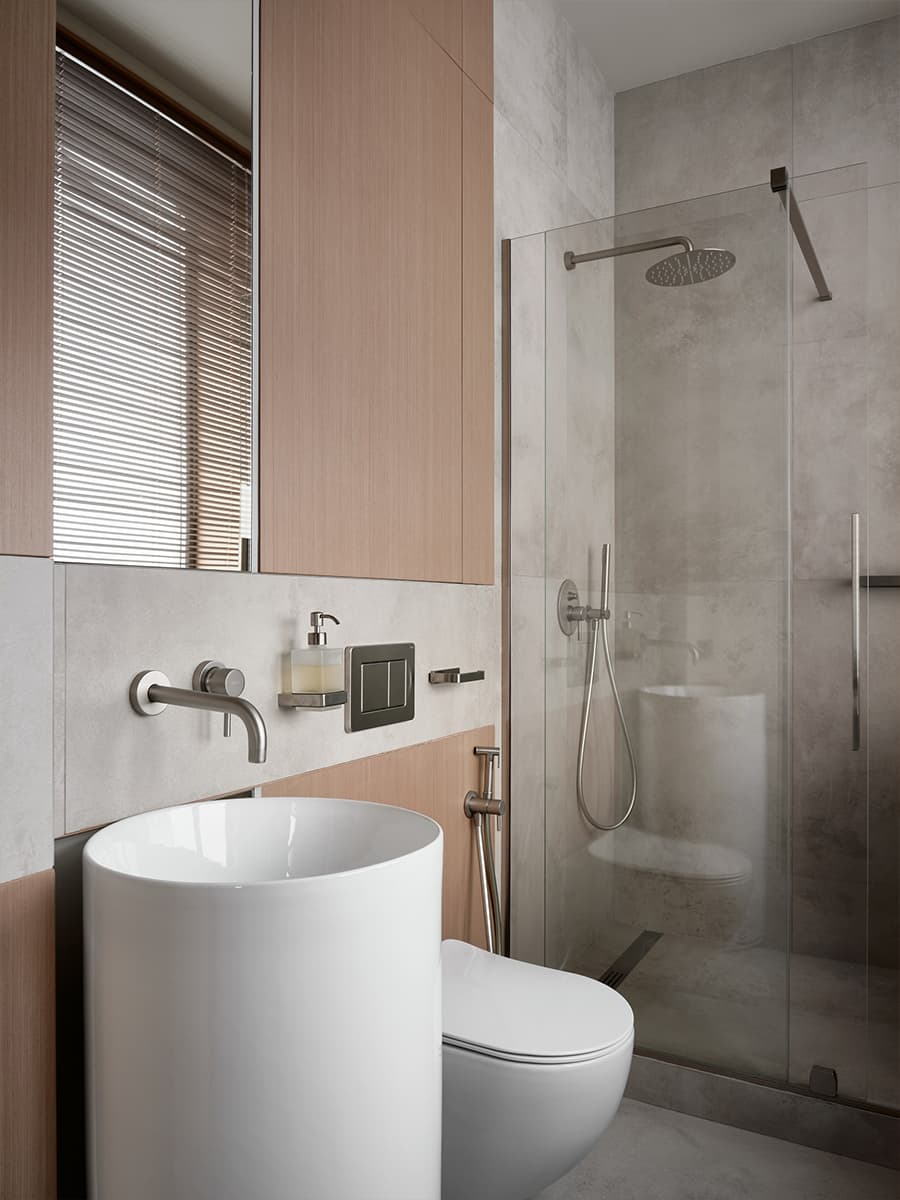 Деревянные жалюзи, необычные кресла и шпонированные элементы в интерьере офиса строительной компании — проект бюро Pozdnyakova Interiors