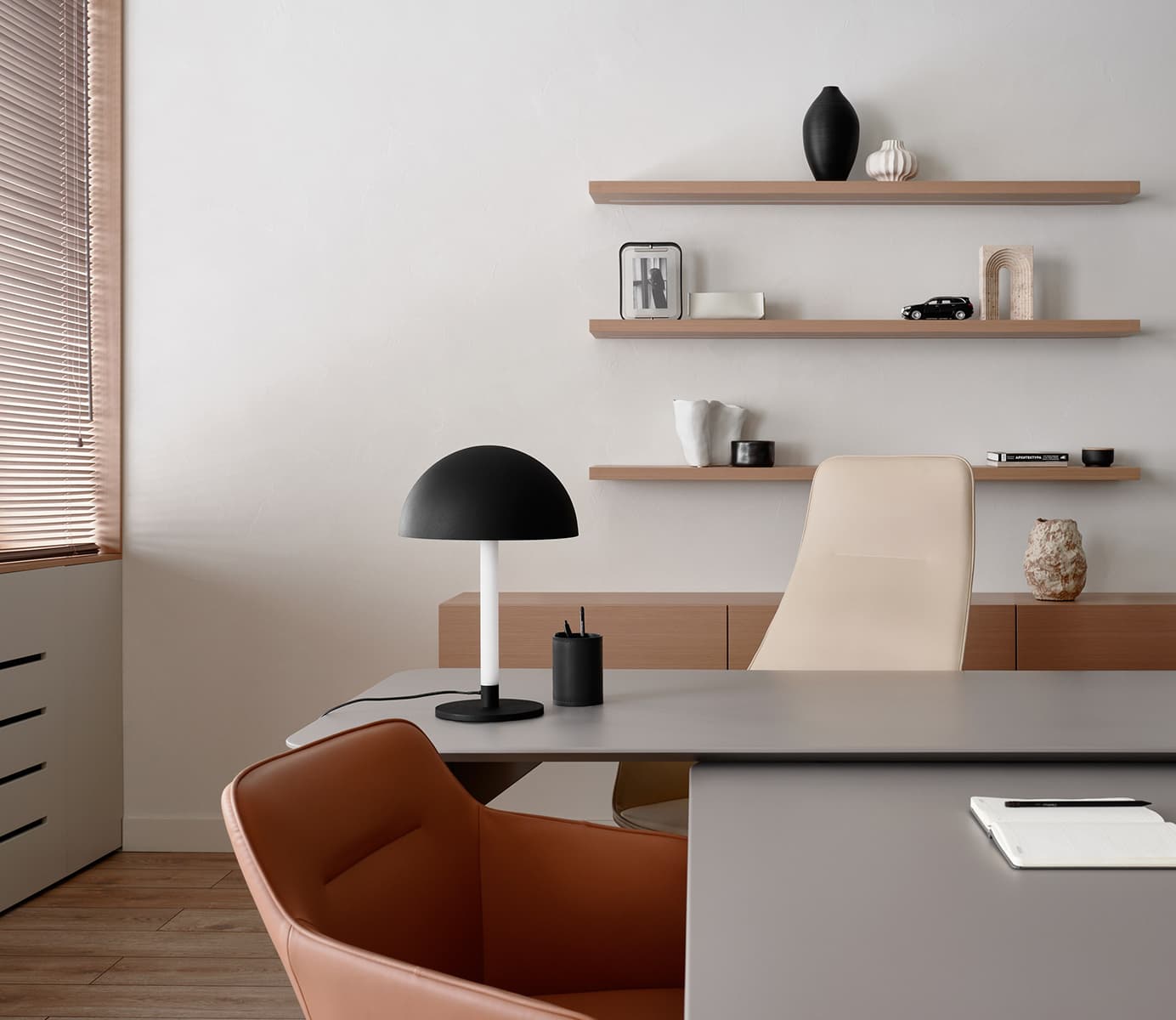 Деревянные жалюзи, необычные кресла и шпонированные элементы в интерьере офиса строительной компании — проект бюро Pozdnyakova Interiors