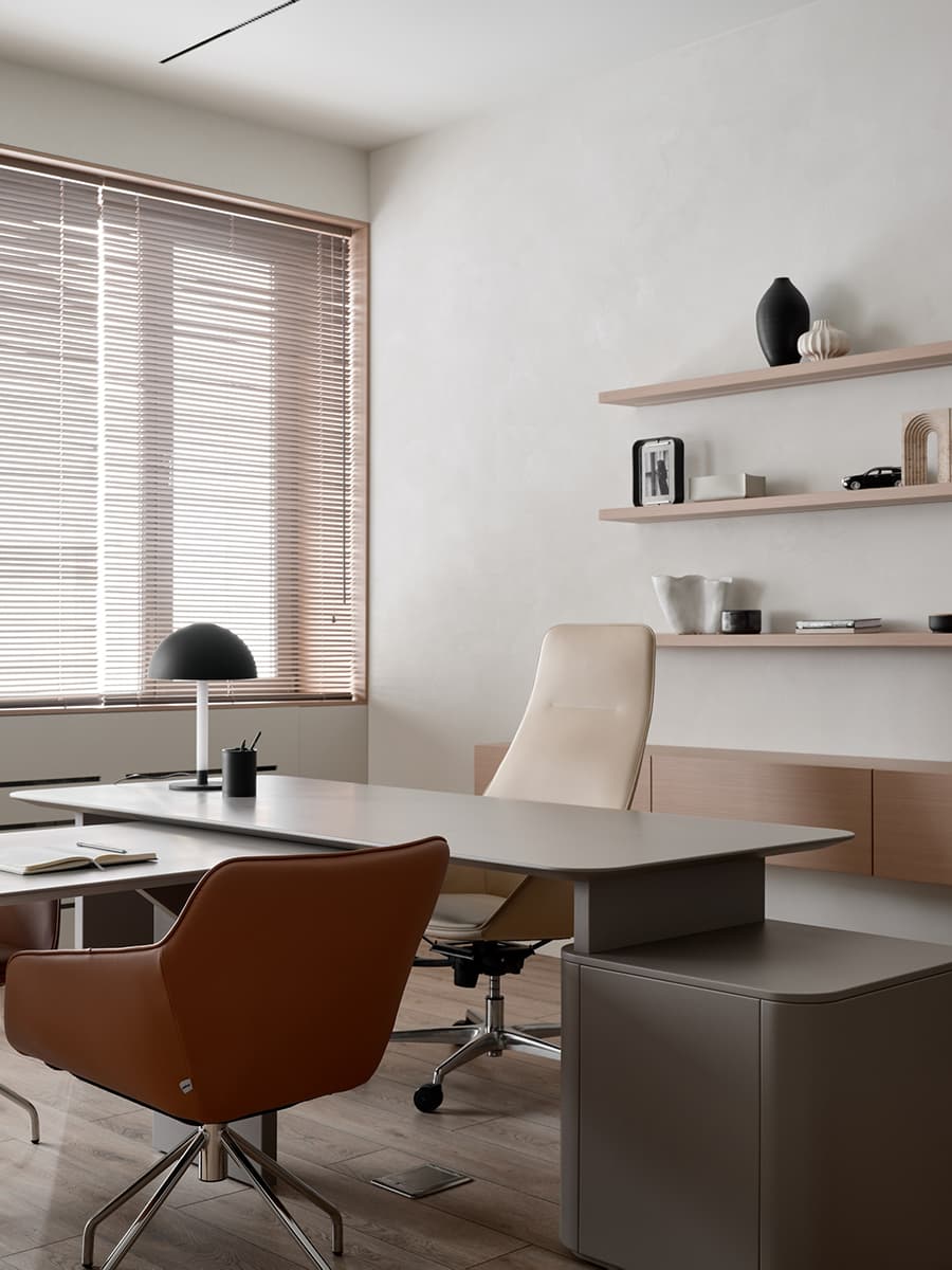 Деревянные жалюзи, необычные кресла и шпонированные элементы в интерьере офиса строительной компании — проект бюро Pozdnyakova Interiors