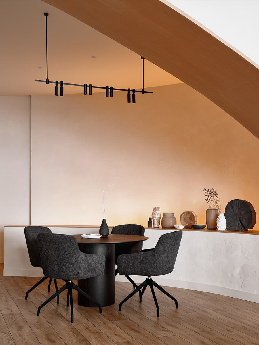 Деревянные жалюзи, необычные кресла и шпонированные элементы в интерьере офиса строительной компании — проект бюро Pozdnyakova Interiors