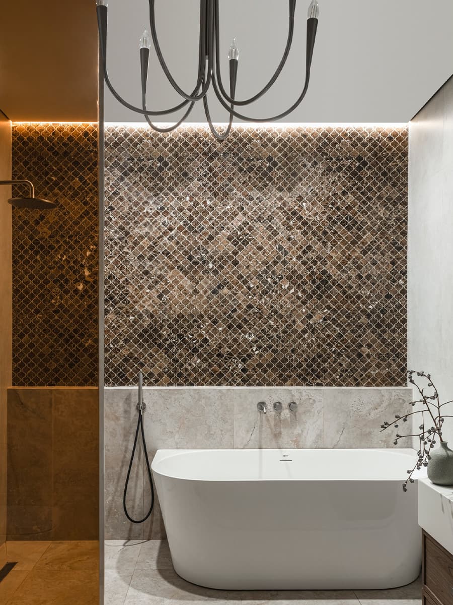 Акцентное панно из мрамора в интерьере квартиры для семьи с тремя дочерьми — проект Мадины Бекасыл