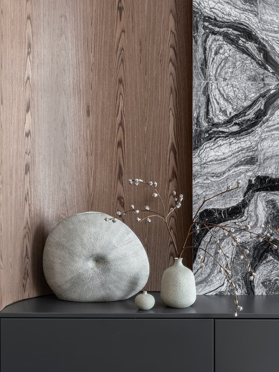 Акцентное панно из мрамора в интерьере квартиры для семьи с тремя дочерьми — проект Мадины Бекасыл