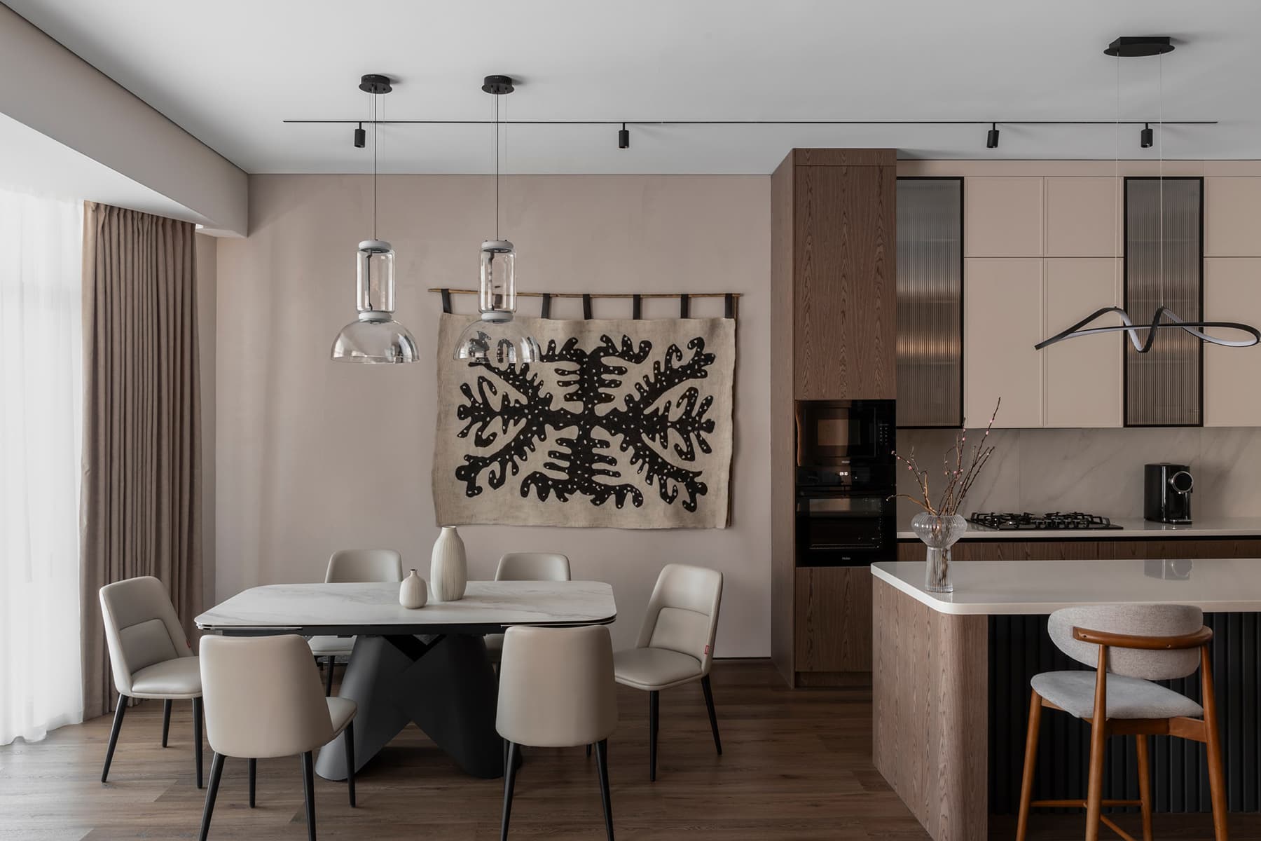 Акцентное панно из мрамора в интерьере квартиры для семьи с тремя дочерьми — проект Мадины Бекасыл