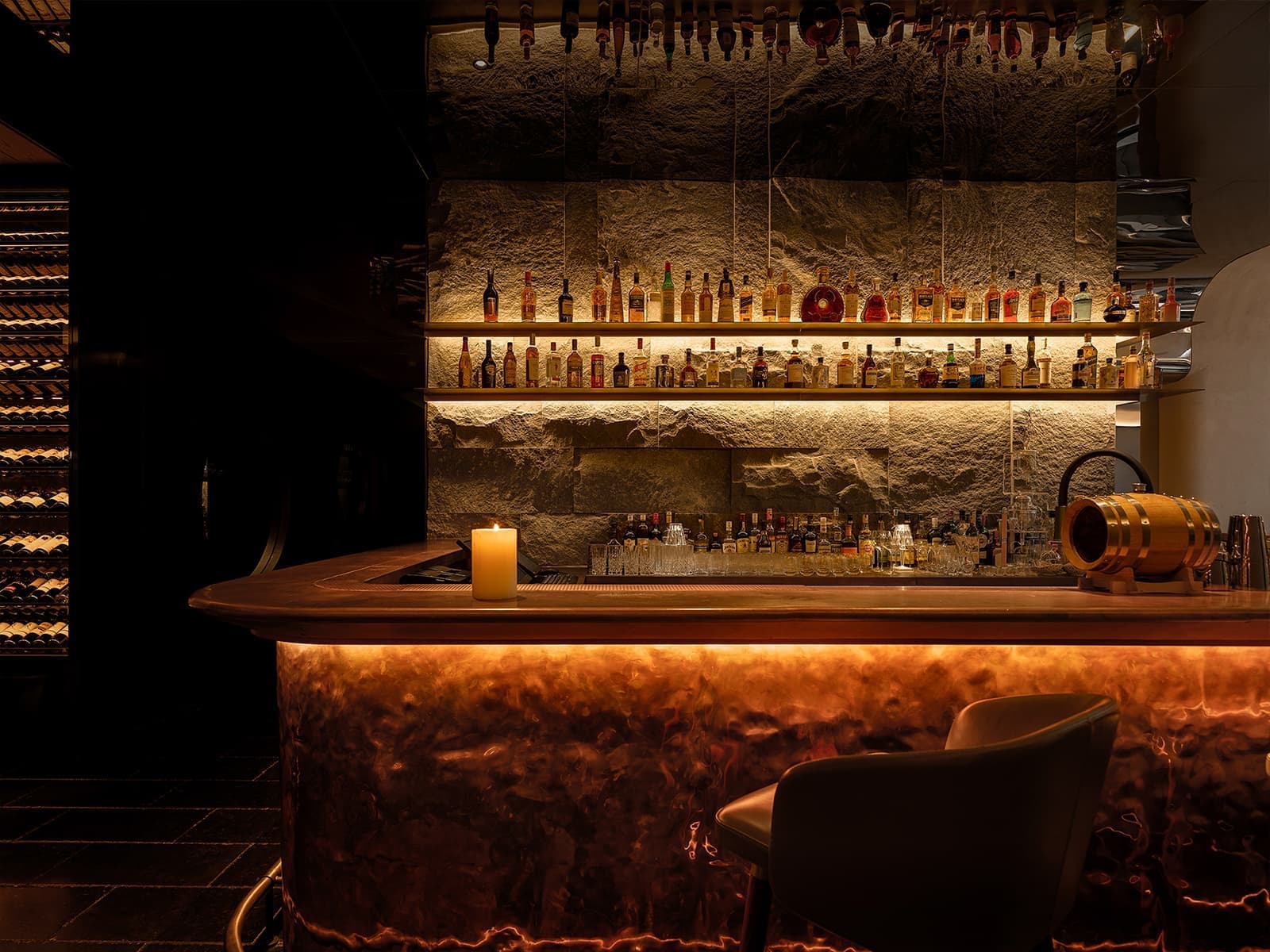 Стойка из отожженной меди, цельный камень и сад в интерьере пекинского ресторана — проект бюро Tanzo Space Design