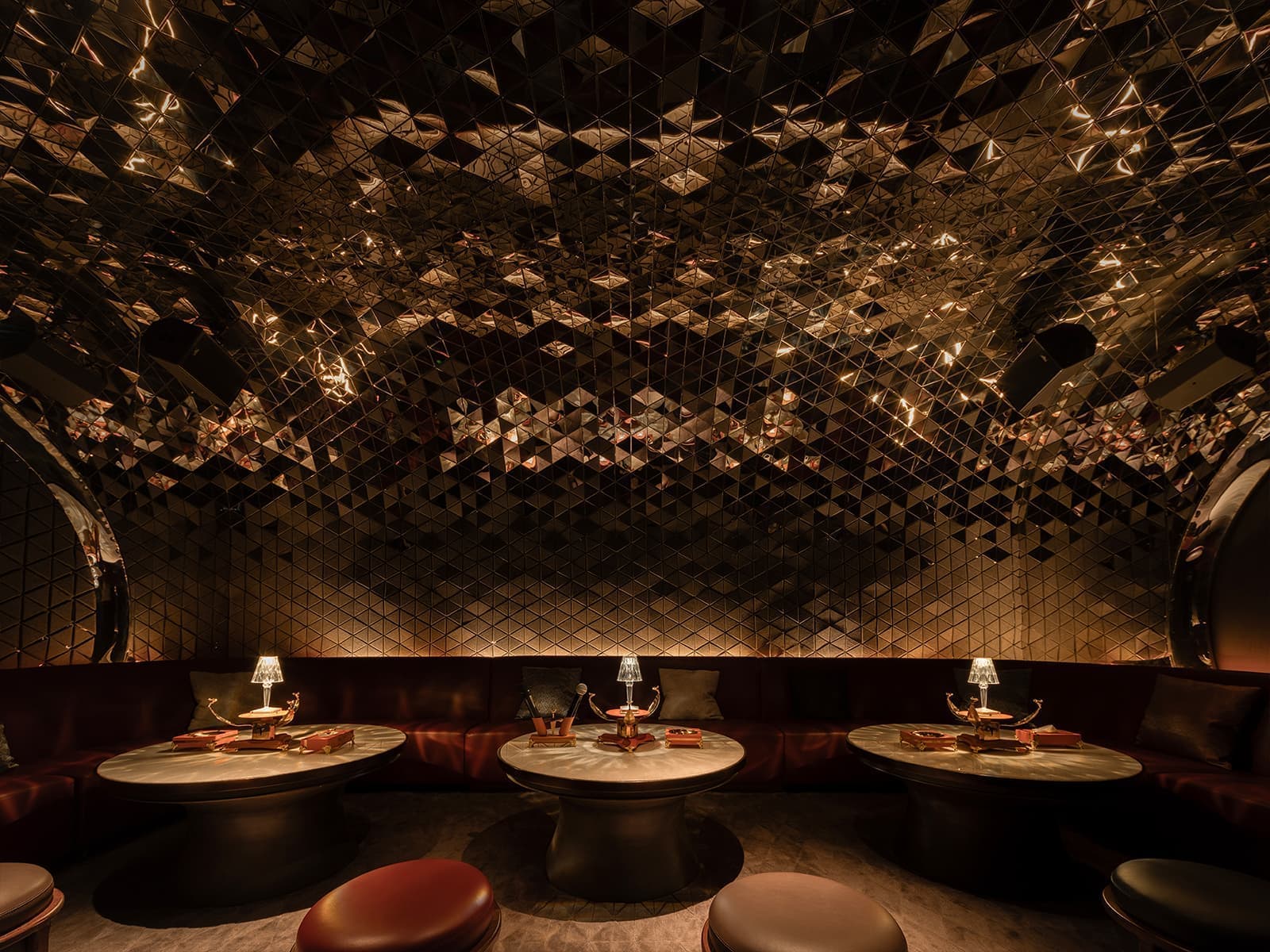 Стойка из отожженной меди, цельный камень и сад в интерьере пекинского ресторана — проект бюро Tanzo Space Design