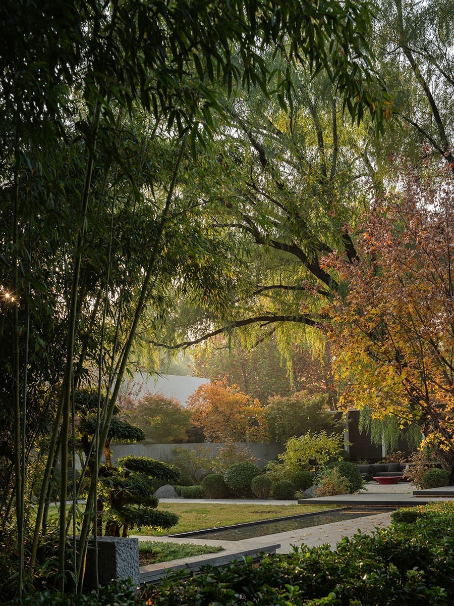 Стойка из отожженной меди, цельный камень и сад в интерьере пекинского ресторана — проект бюро Tanzo Space Design