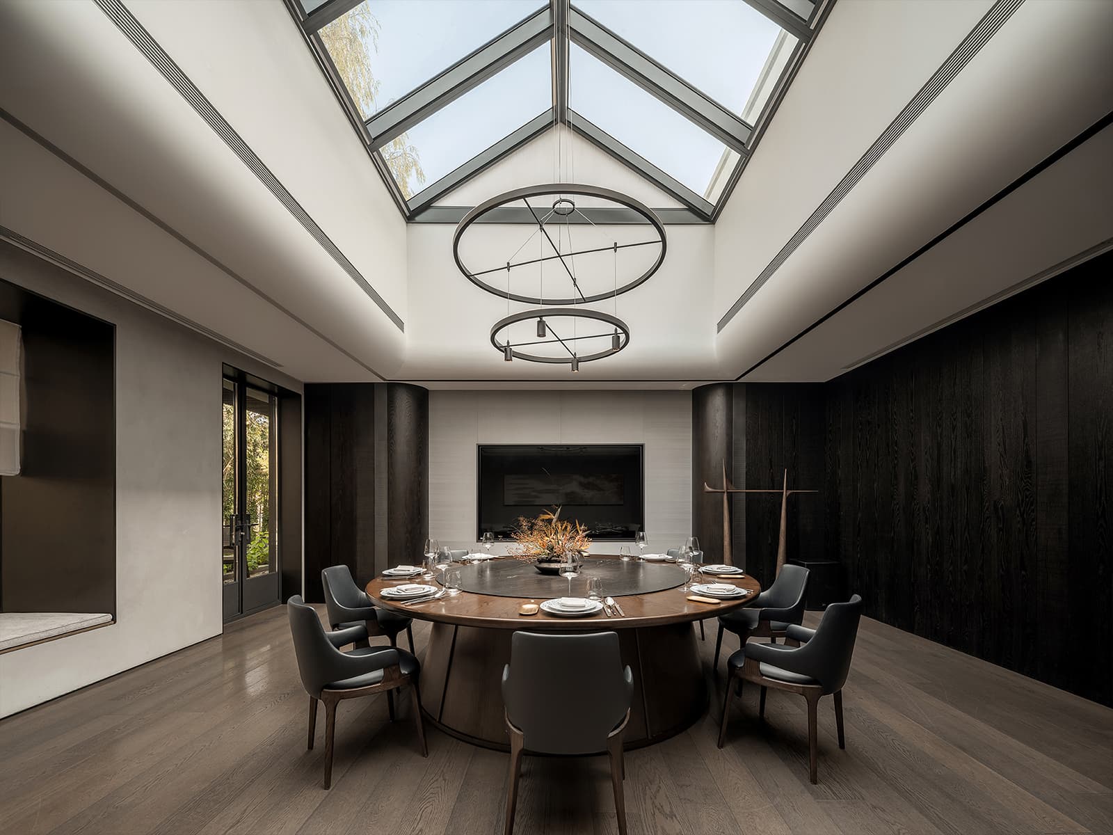 Стойка из отожженной меди, цельный камень и сад в интерьере пекинского ресторана — проект бюро Tanzo Space Design