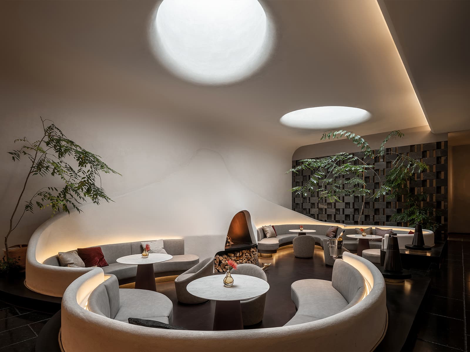 Стойка из отожженной меди, цельный камень и сад в интерьере пекинского ресторана — проект бюро Tanzo Space Design