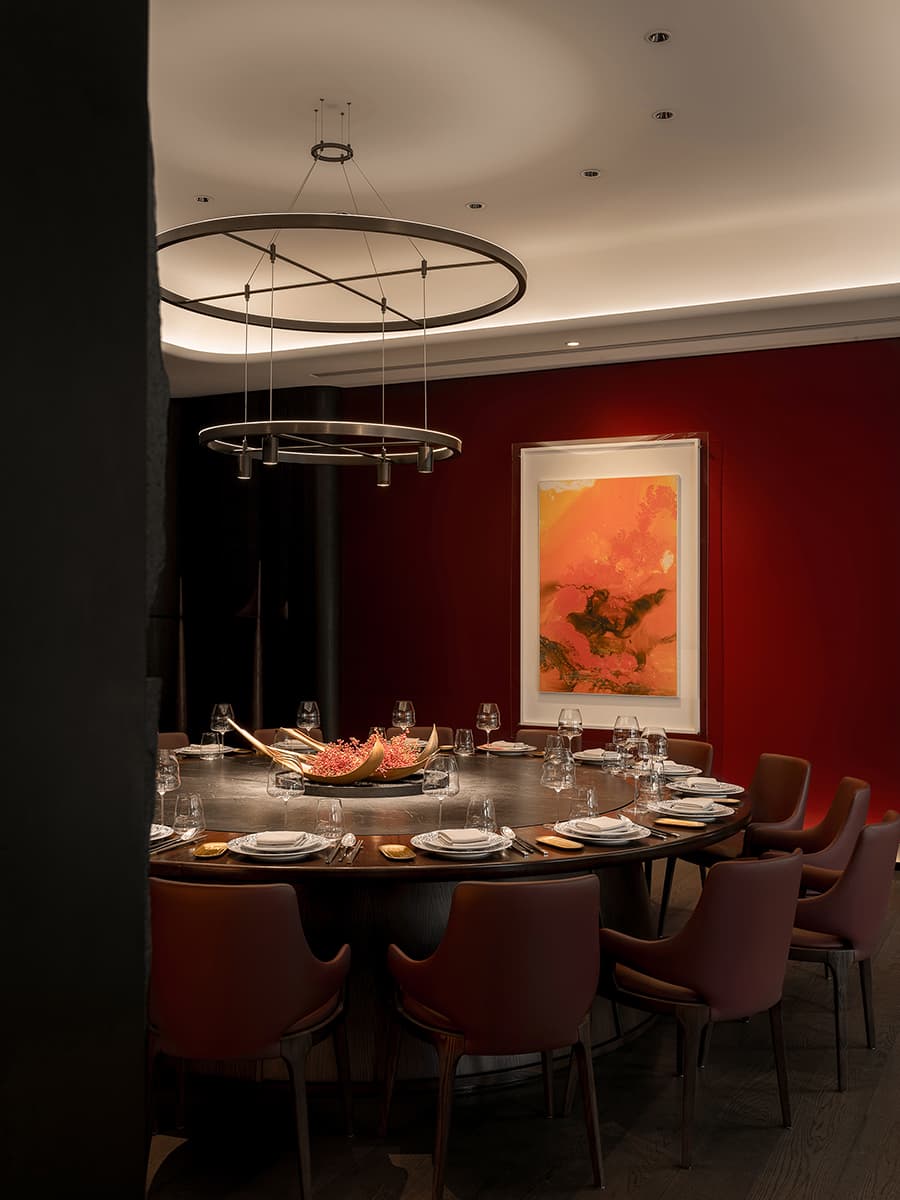 Стойка из отожженной меди, цельный камень и сад в интерьере пекинского ресторана — проект бюро Tanzo Space Design