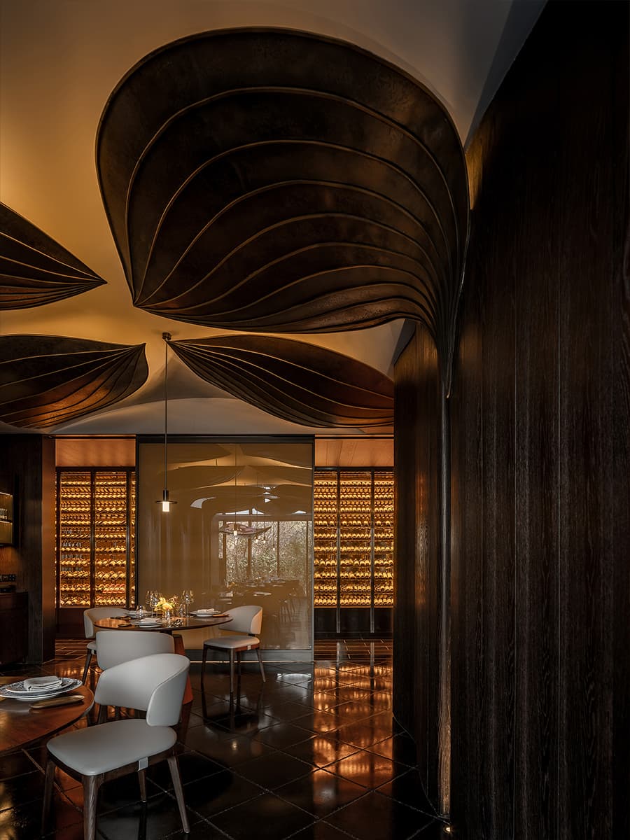 Стойка из отожженной меди, цельный камень и сад в интерьере пекинского ресторана — проект бюро Tanzo Space Design