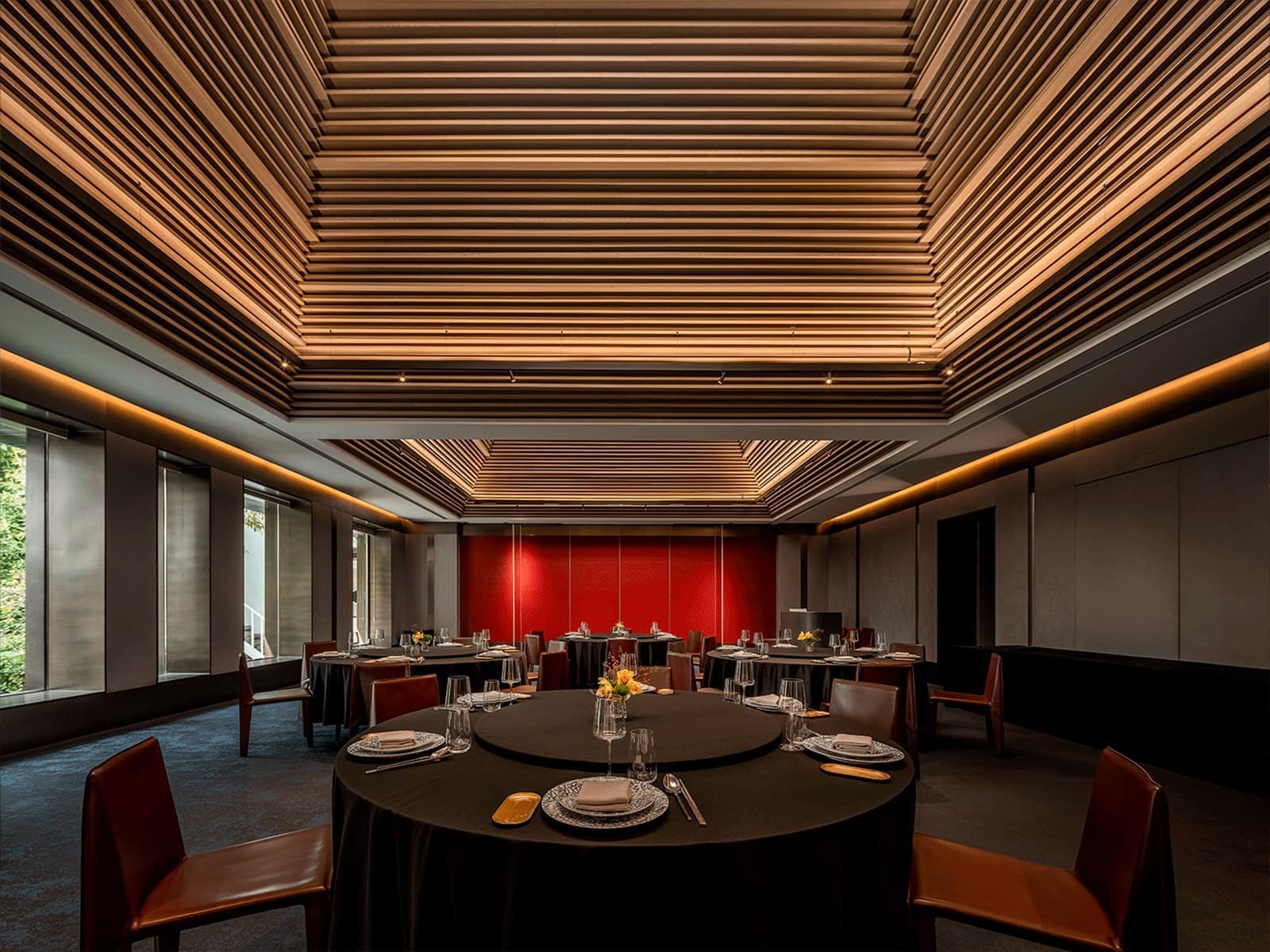 Стойка из отожженной меди, цельный камень и сад в интерьере пекинского ресторана — проект бюро Tanzo Space Design