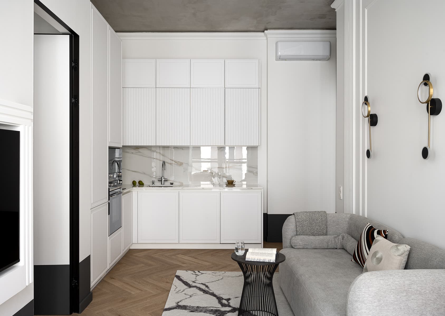 Бетонные потолки и цветовые акценты в интерьере квартиры для продажи — проект Юлии Павлюк