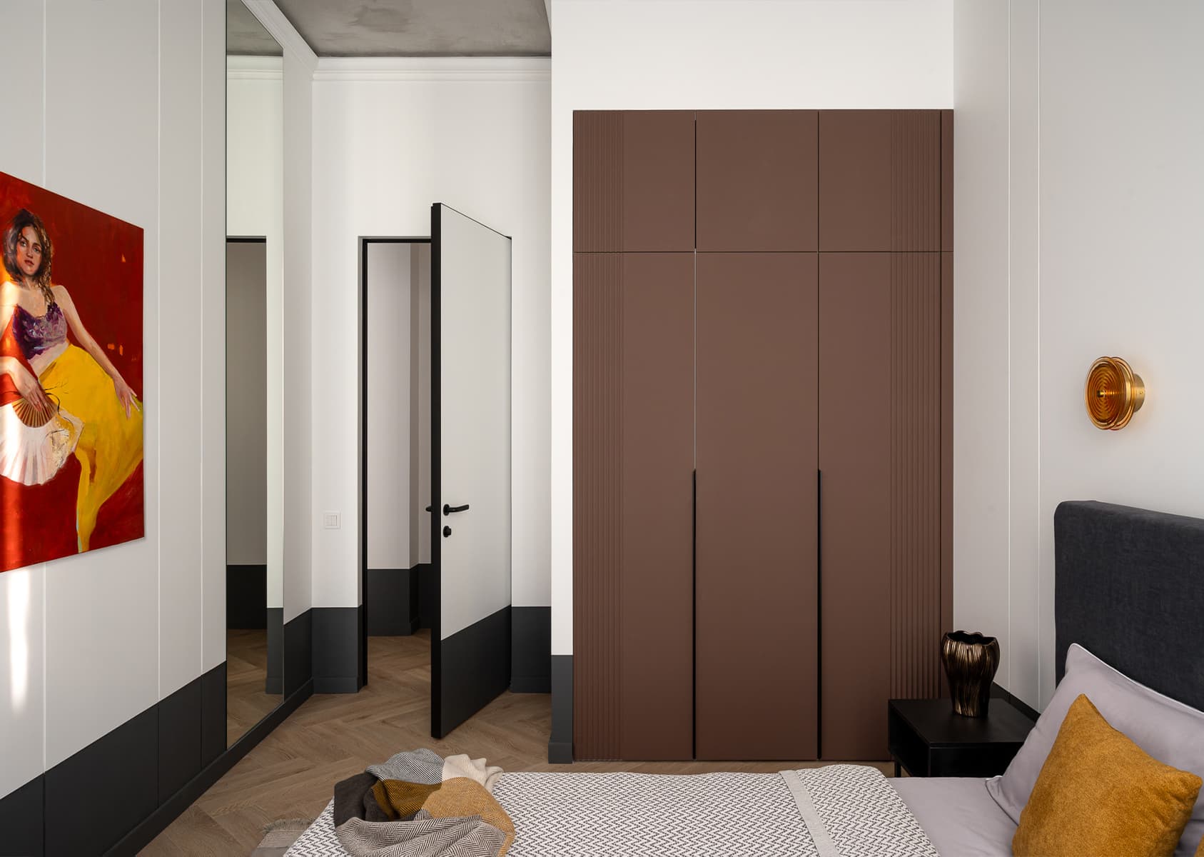 Бетонные потолки и цветовые акценты в интерьере квартиры для продажи — проект Юлии Павлюк