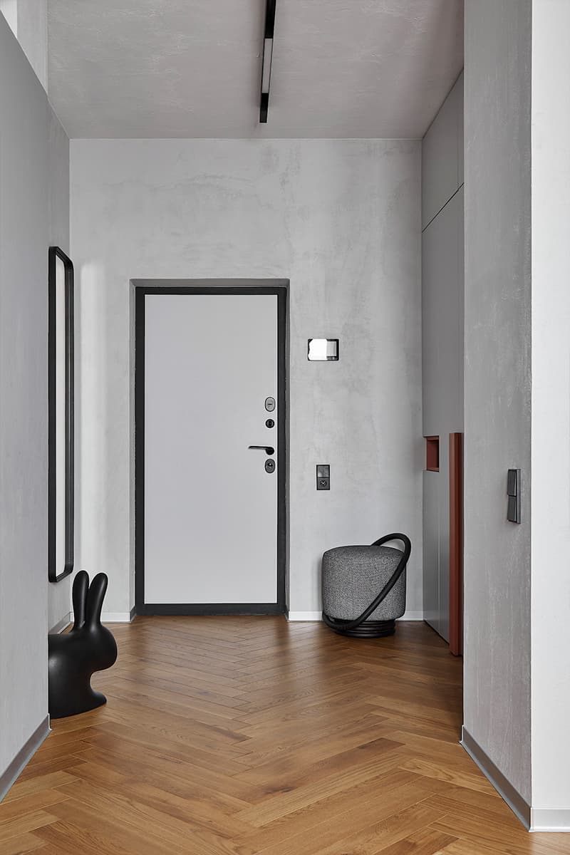 Отдельно стоящая ванна в спальне и другие эксперименты в квартире дизайнеров из Беларуси — проект студии IQHouse