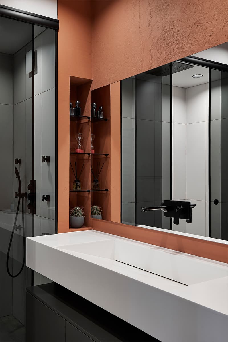 Отдельно стоящая ванна в спальне и другие эксперименты в квартире дизайнеров из Беларуси — проект студии IQHouse