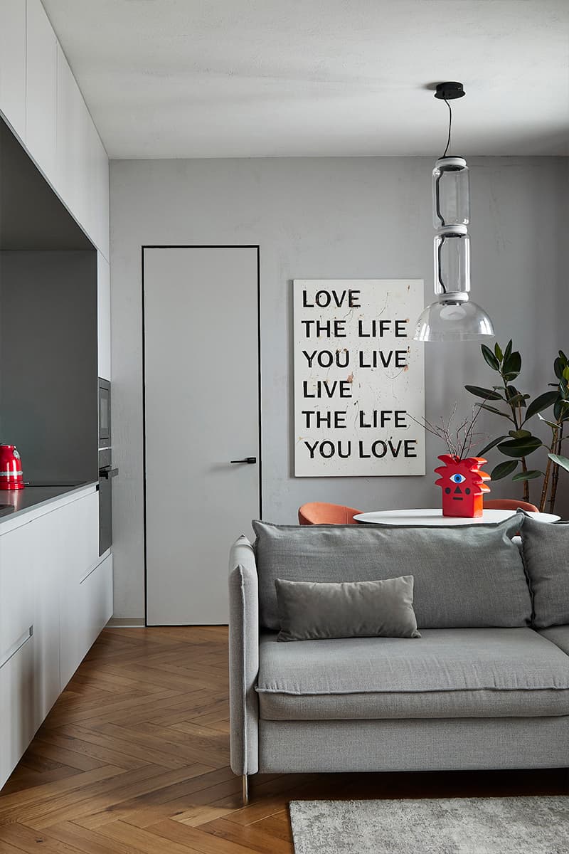 Отдельно стоящая ванна в спальне и другие эксперименты в квартире дизайнеров из Беларуси — проект студии IQHouse