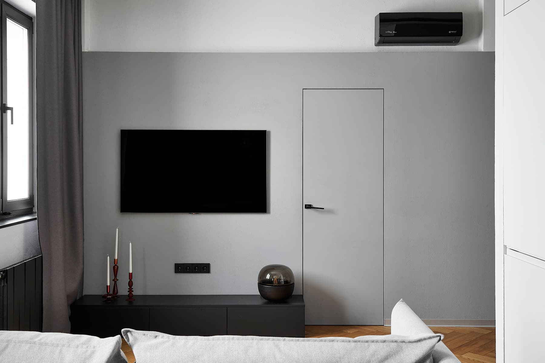 Отдельно стоящая ванна в спальне и другие эксперименты в квартире дизайнеров из Беларуси — проект студии IQHouse