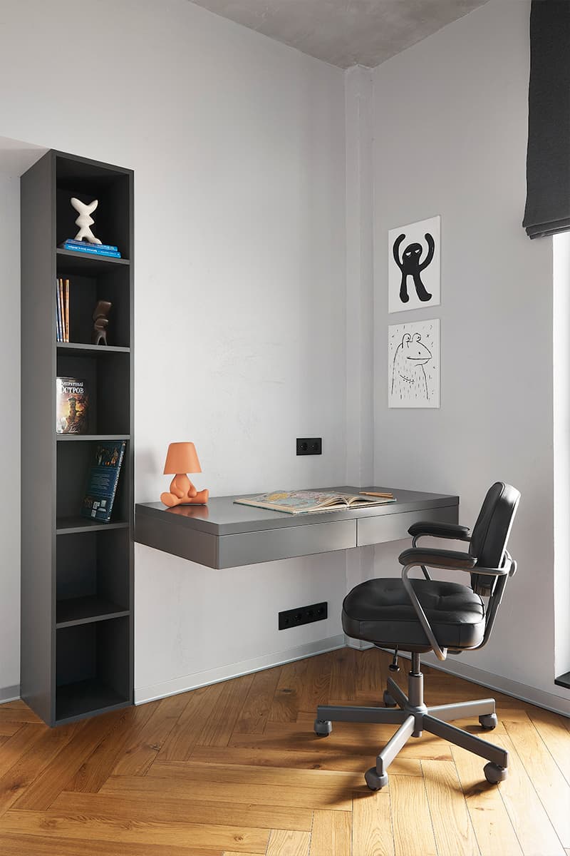 Отдельно стоящая ванна в спальне и другие эксперименты в квартире дизайнеров из Беларуси — проект студии IQHouse