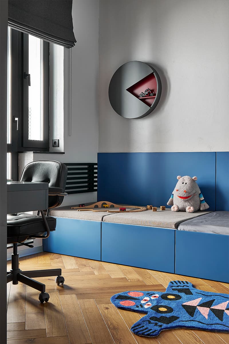 Отдельно стоящая ванна в спальне и другие эксперименты в квартире дизайнеров из Беларуси — проект студии IQHouse