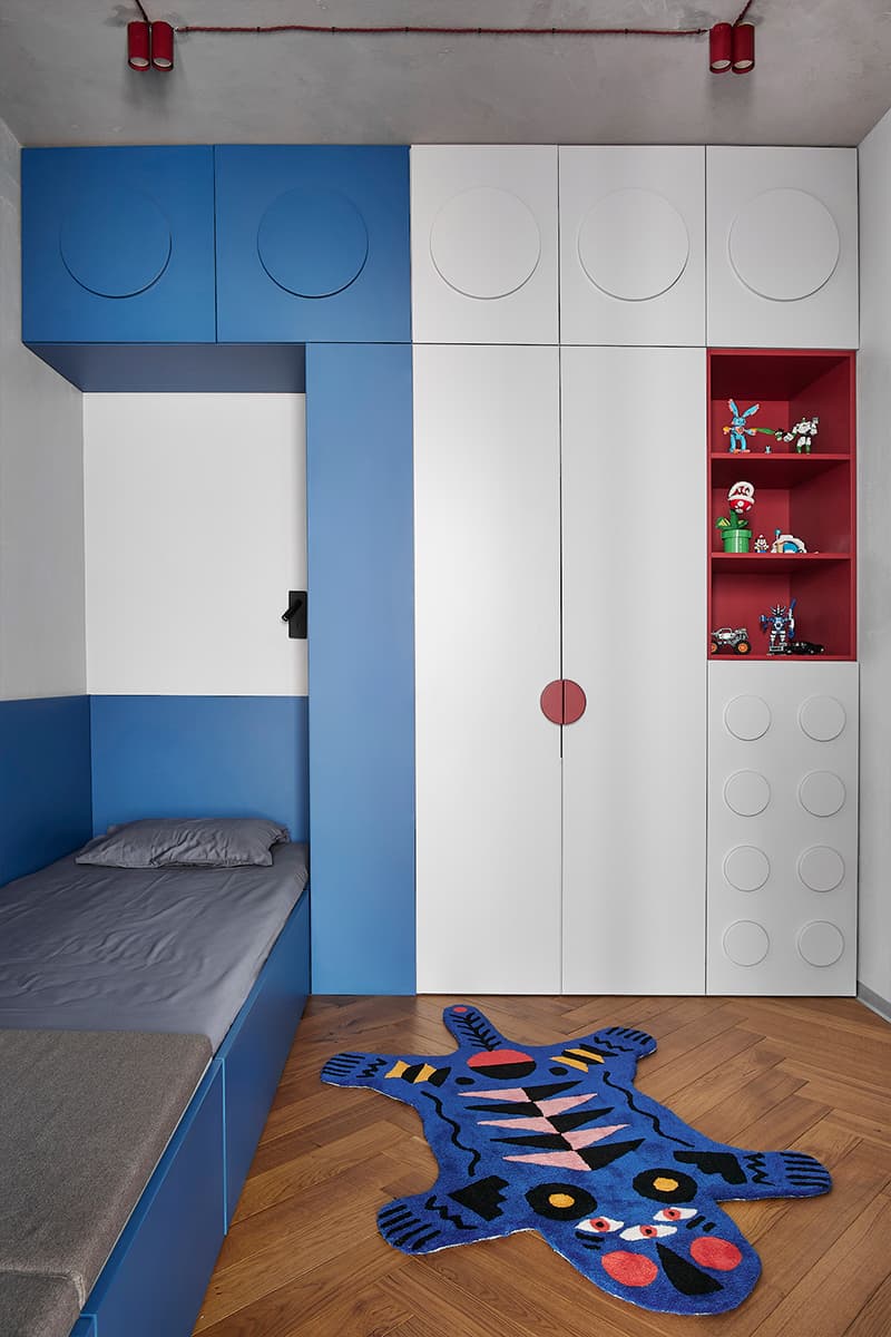 Отдельно стоящая ванна в спальне и другие эксперименты в квартире дизайнеров из Беларуси — проект студии IQHouse