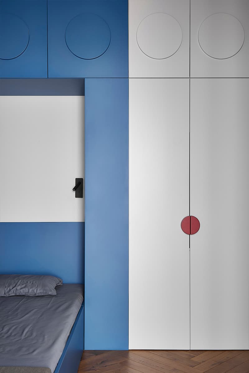 Отдельно стоящая ванна в спальне и другие эксперименты в квартире дизайнеров из Беларуси — проект студии IQHouse