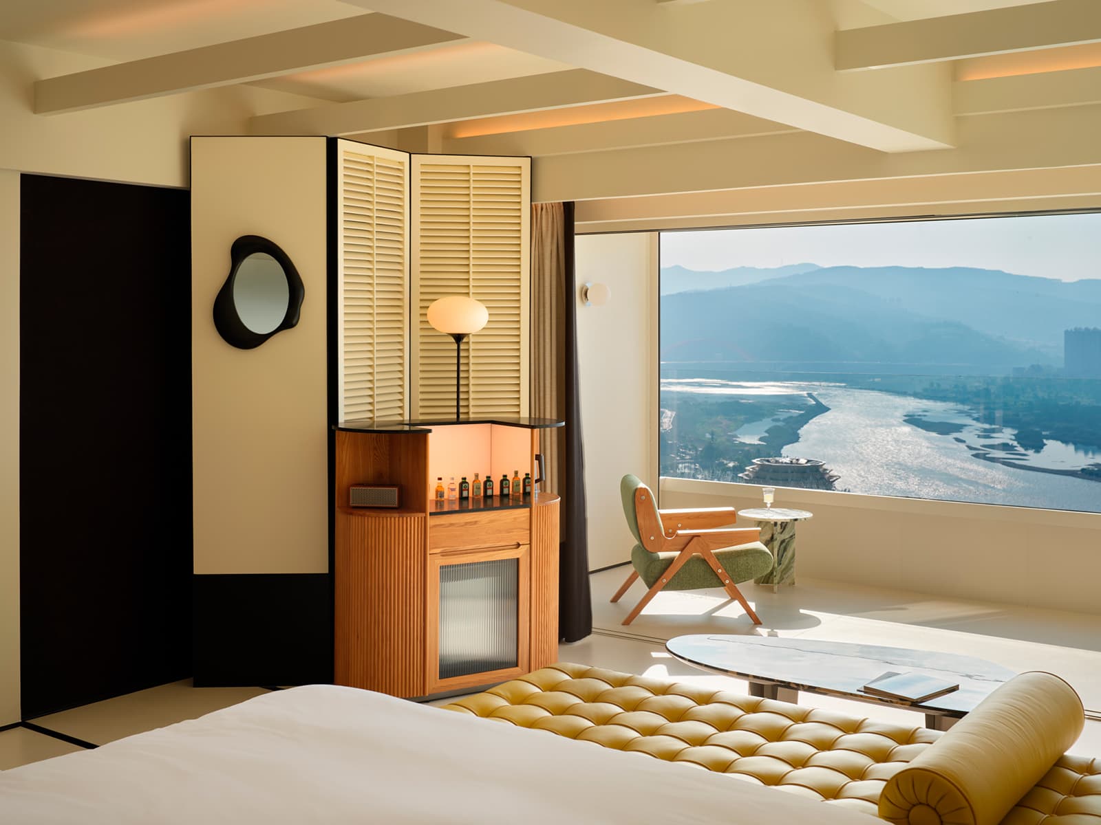 Микс винтажной мебели и современного искусства в интерьере отеля — проект бюро Funs Creative Design Consultant