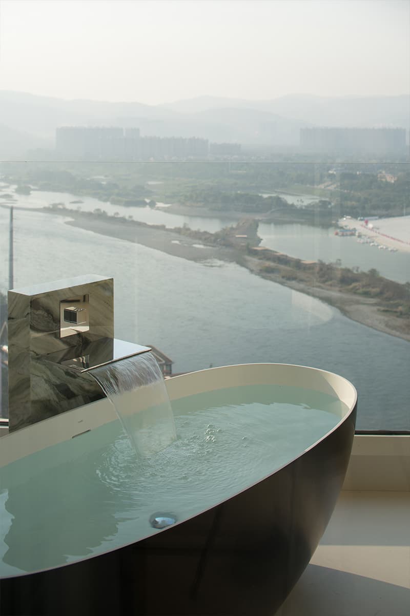 Микс винтажной мебели и современного искусства в интерьере отеля — проект бюро Funs Creative Design Consultant