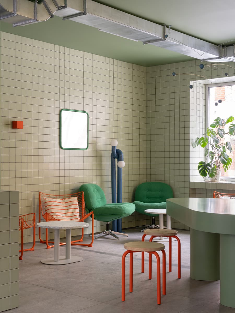 Нотки Азии в интерьере молодежного баблти-кафе в Новосибирске — проект студии zavod11