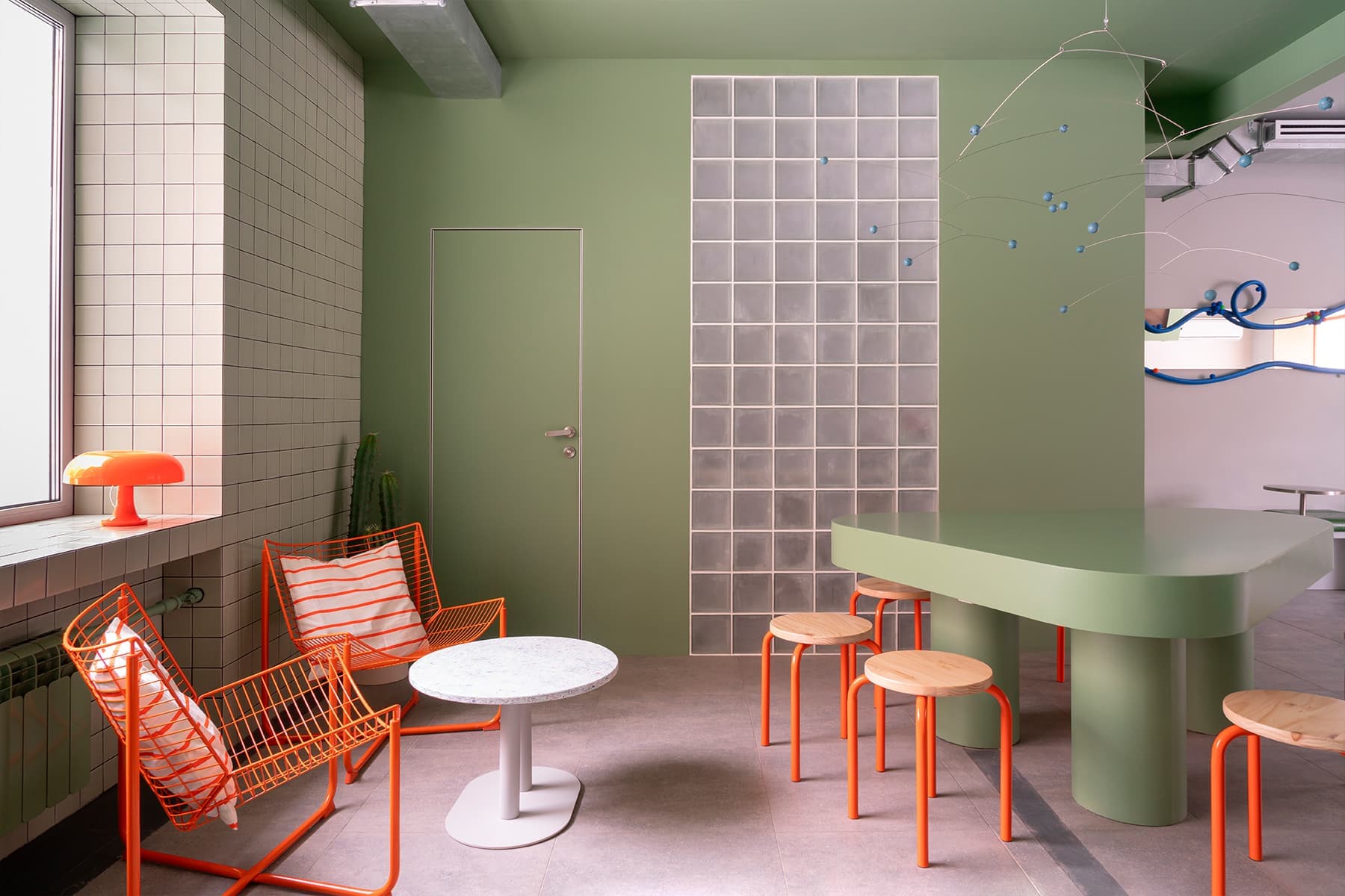 Нотки Азии в интерьере молодежного баблти-кафе в Новосибирске — проект студии zavod11