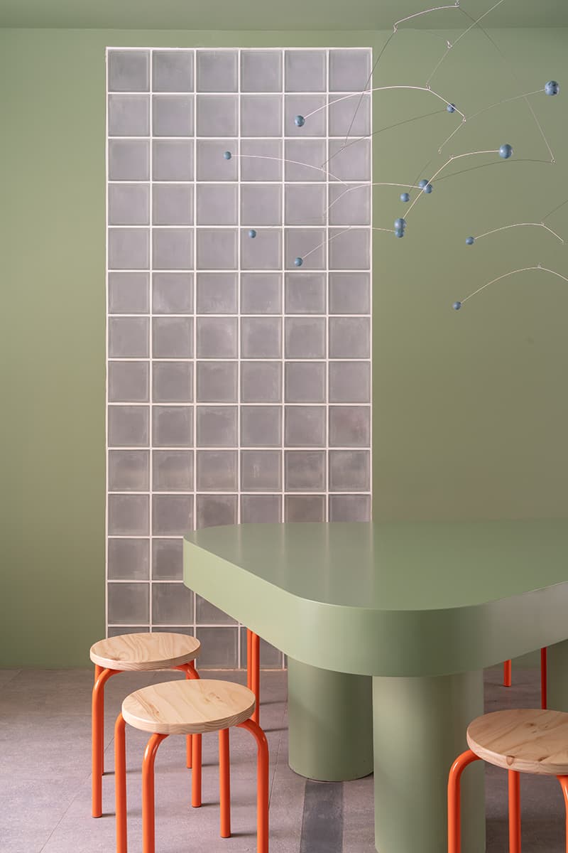 Нотки Азии в интерьере молодежного баблти-кафе в Новосибирске — проект студии zavod11