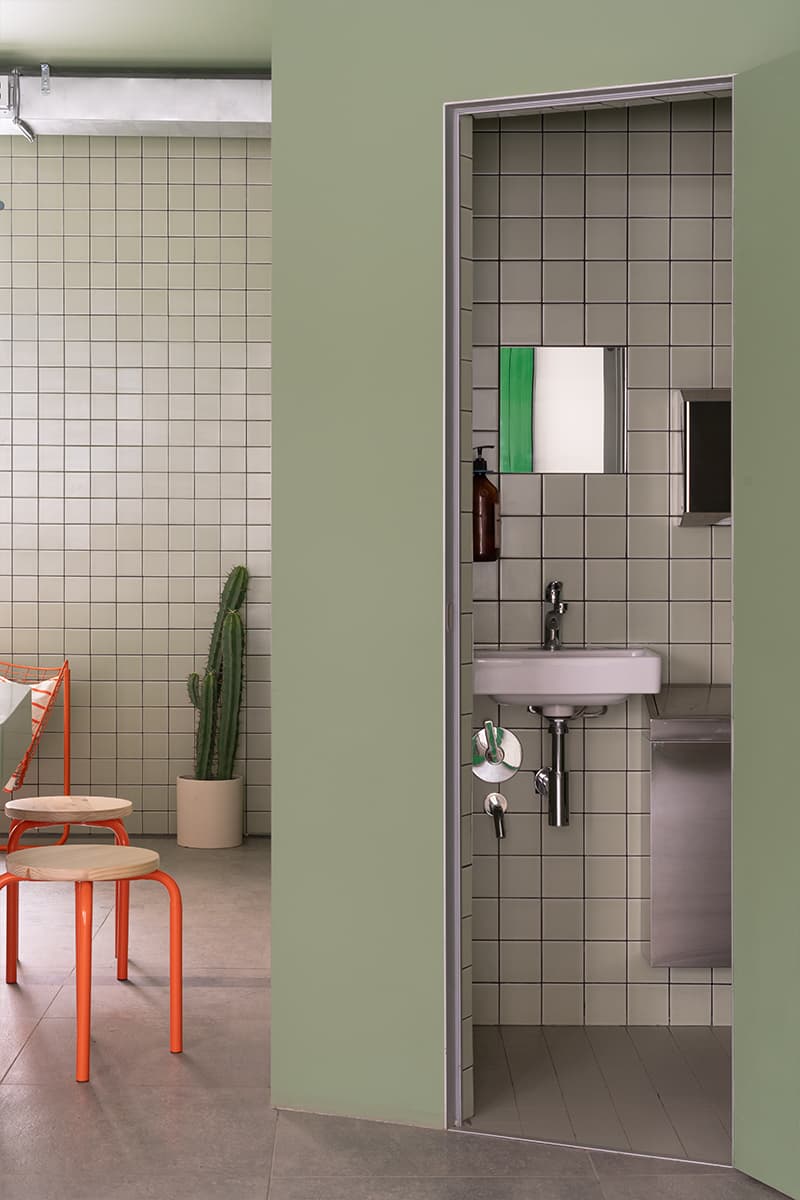 Нотки Азии в интерьере молодежного баблти-кафе в Новосибирске — проект студии zavod11