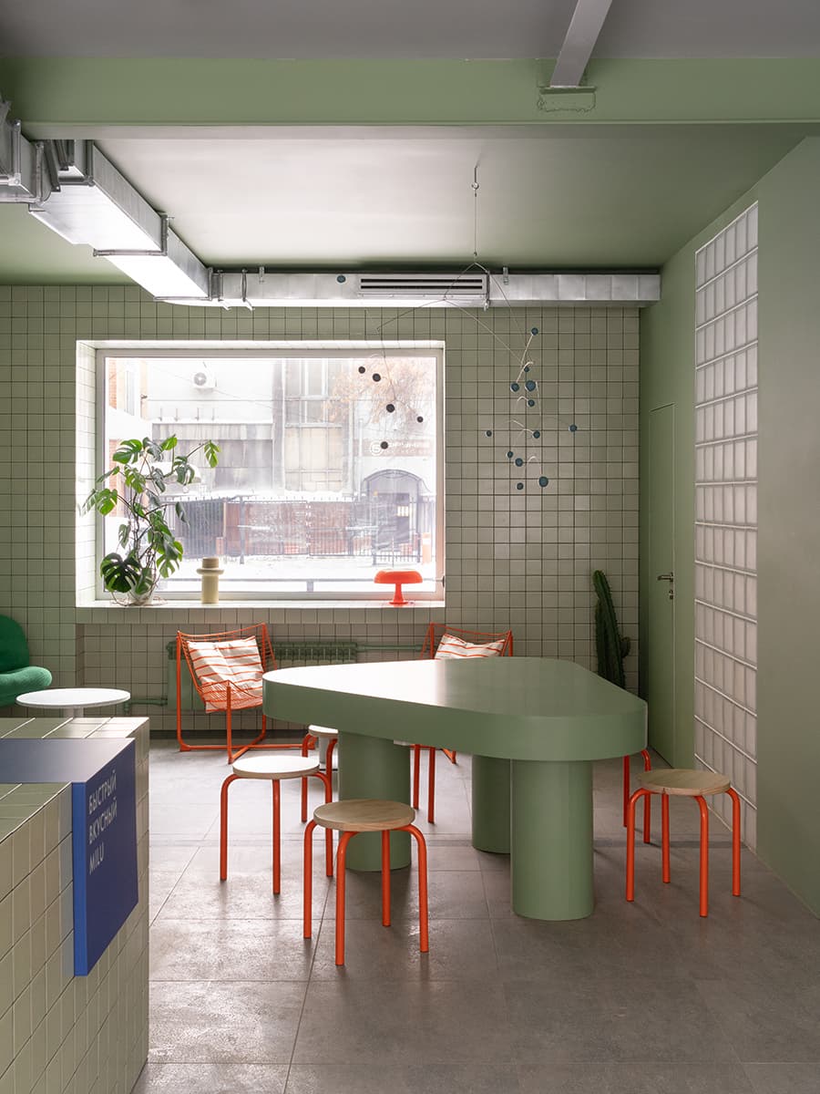 Нотки Азии в интерьере молодежного баблти-кафе в Новосибирске — проект студии zavod11