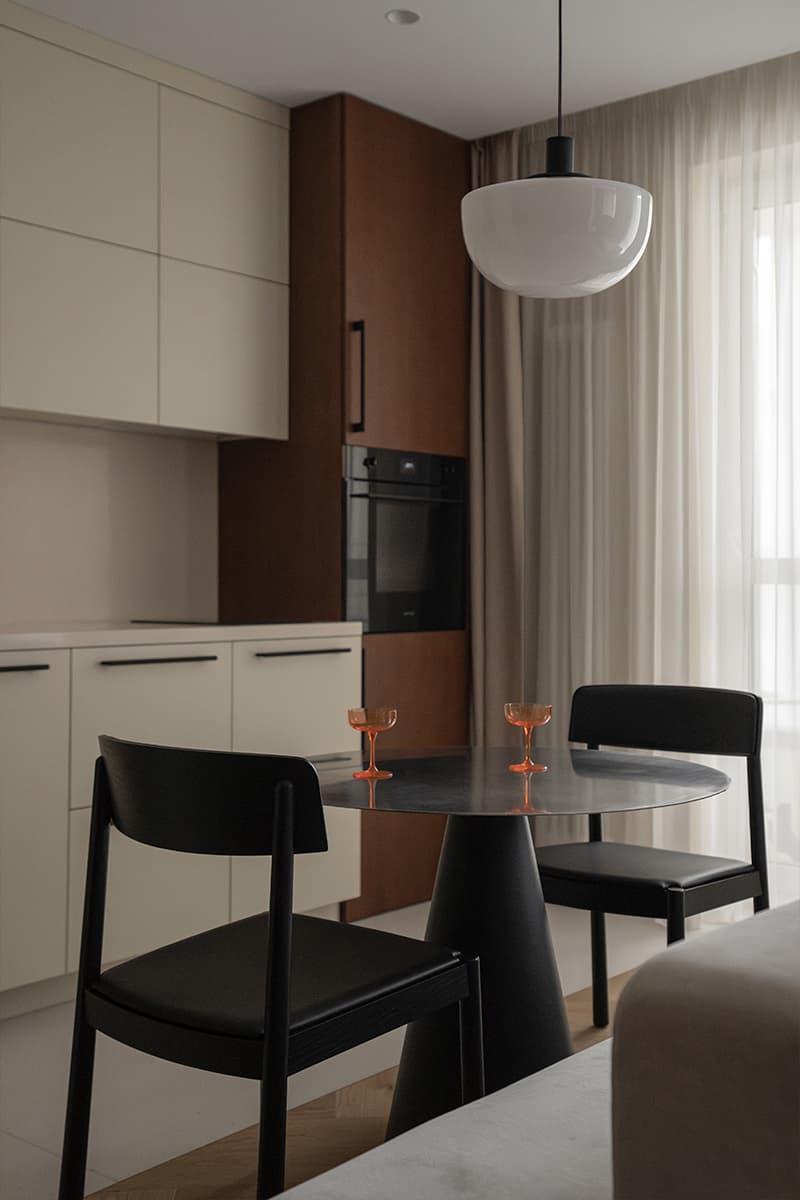 Зоны для хобби и место для кошки в светлом интерьере квартиры для молодой пары — проект бюро ZROBIM architects