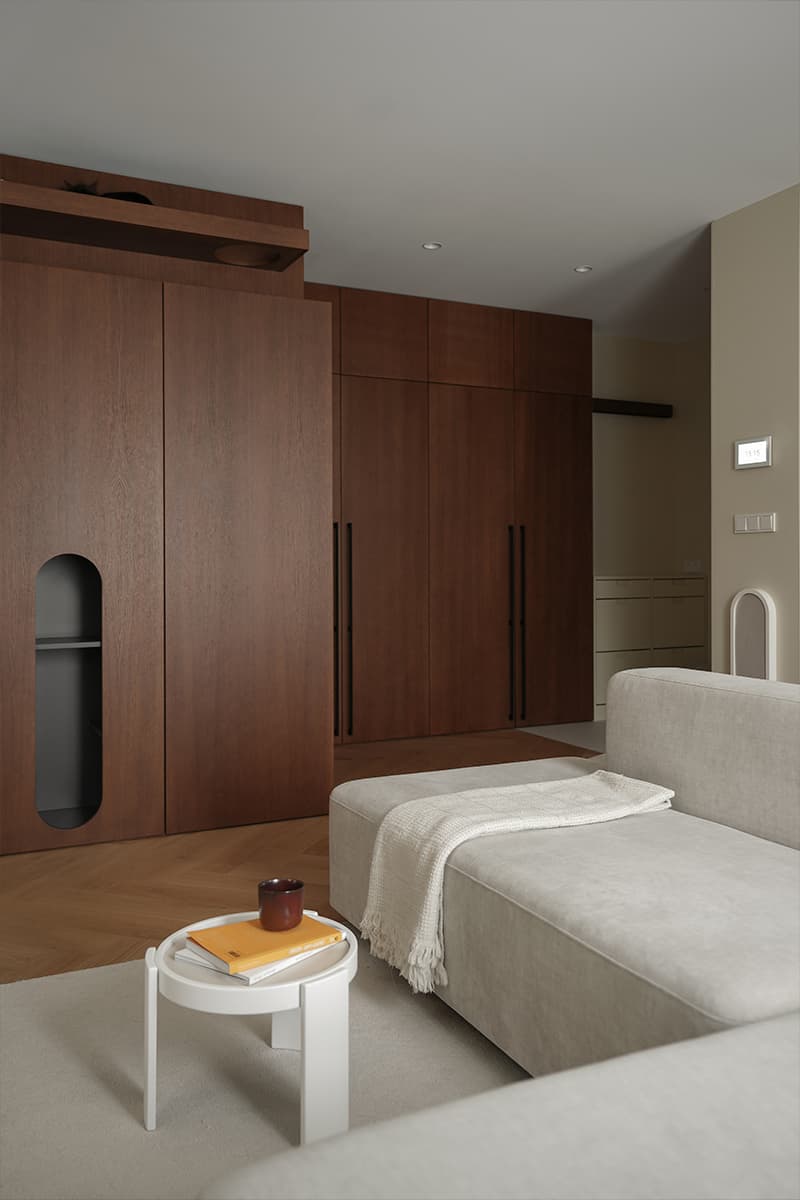 Зоны для хобби и место для кошки в светлом интерьере квартиры для молодой пары — проект бюро ZROBIM architects