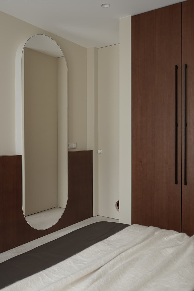 Зоны для хобби и место для кошки в светлом интерьере квартиры для молодой пары — проект бюро ZROBIM architects