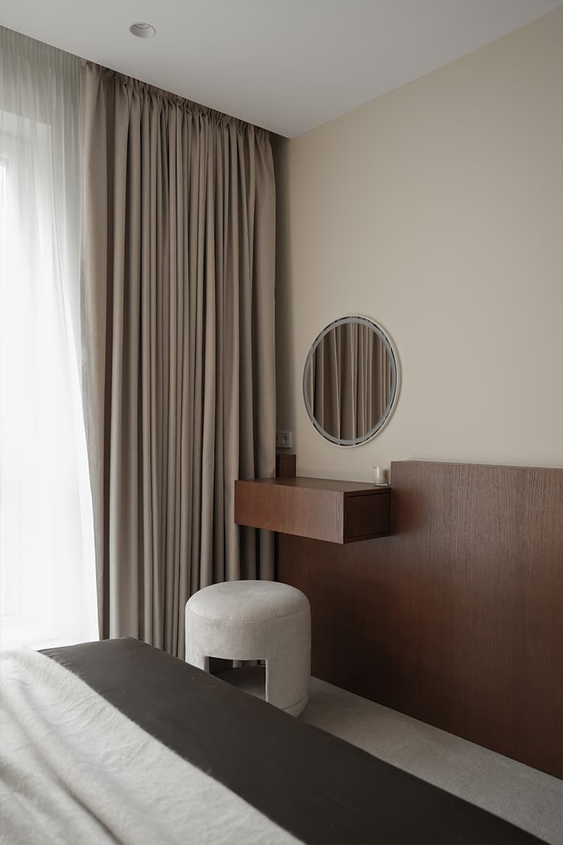 Зоны для хобби и место для кошки в светлом интерьере квартиры для молодой пары — проект бюро ZROBIM architects