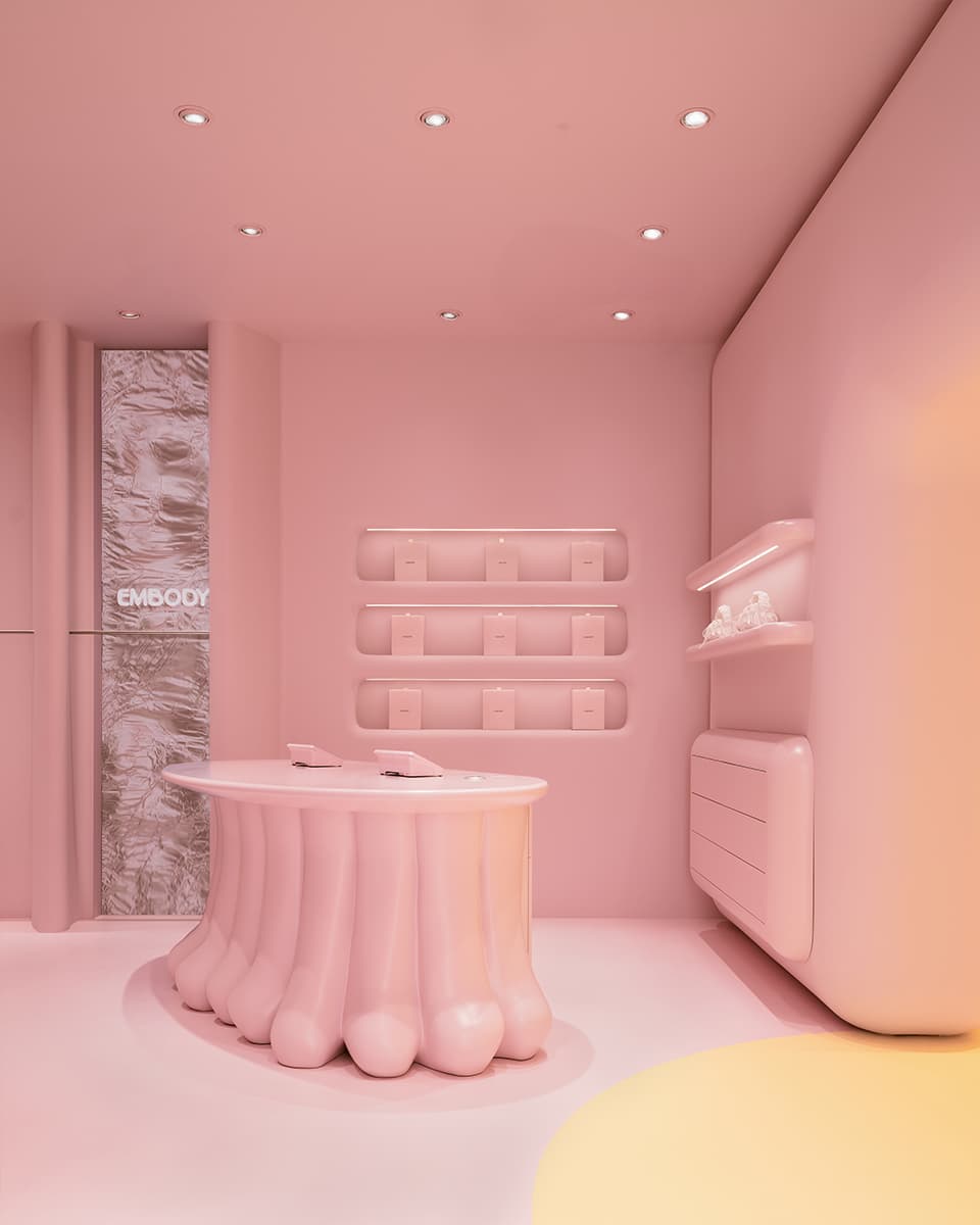 Скругленные формы в фантазийном интерьере шоурума женской одежды — проект MUNO Design