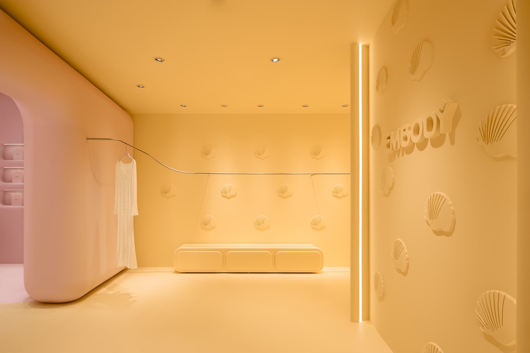 Скругленные формы в фантазийном интерьере шоурума женской одежды — проект MUNO Design