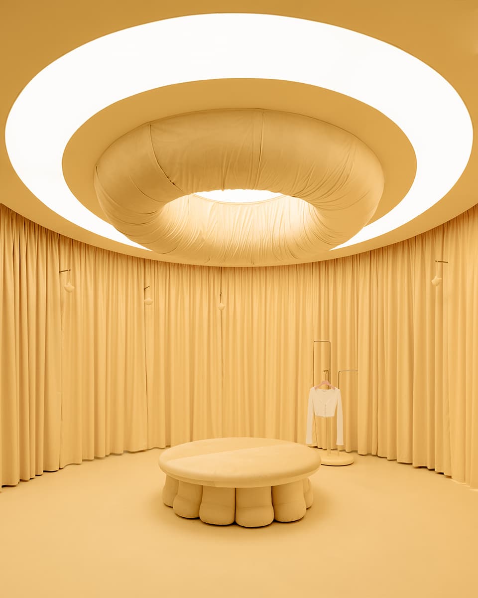 Скругленные формы в фантазийном интерьере шоурума женской одежды — проект MUNO Design